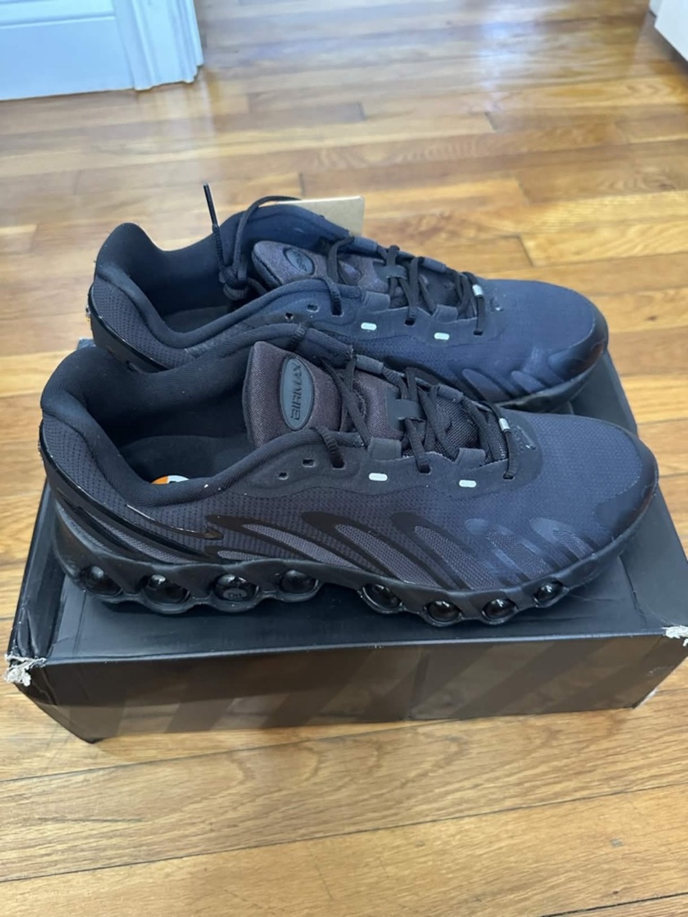 *Slightly Used* Nike Air Max Dn8 Black (FQ7860-002) Size 11.5